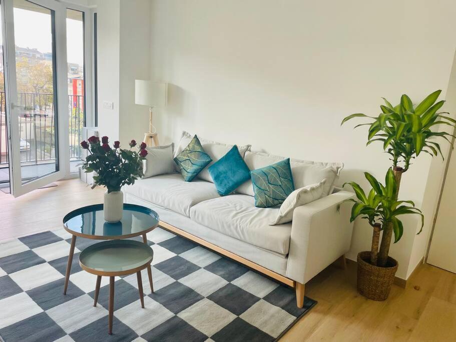 One Bedroom In Center W Terrace